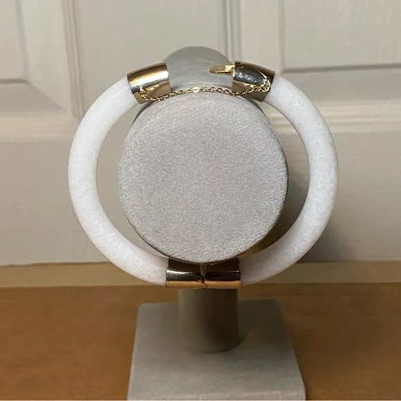 Vintage White Peking Glass Gold Tone Bracelet - Picture 3 of 10